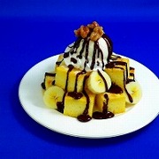 french_toast_topped_with_bananas_and_chocolate_sauce