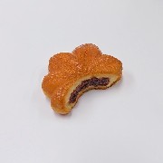 Broken Momiji Manju (Maple Leaf-Shaped Steamed Bun) Magnet - Fake Food Japan